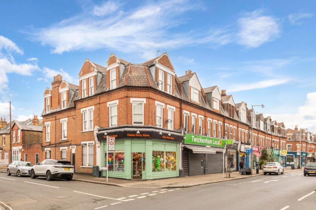 2bed House With Private Garden Twickenham